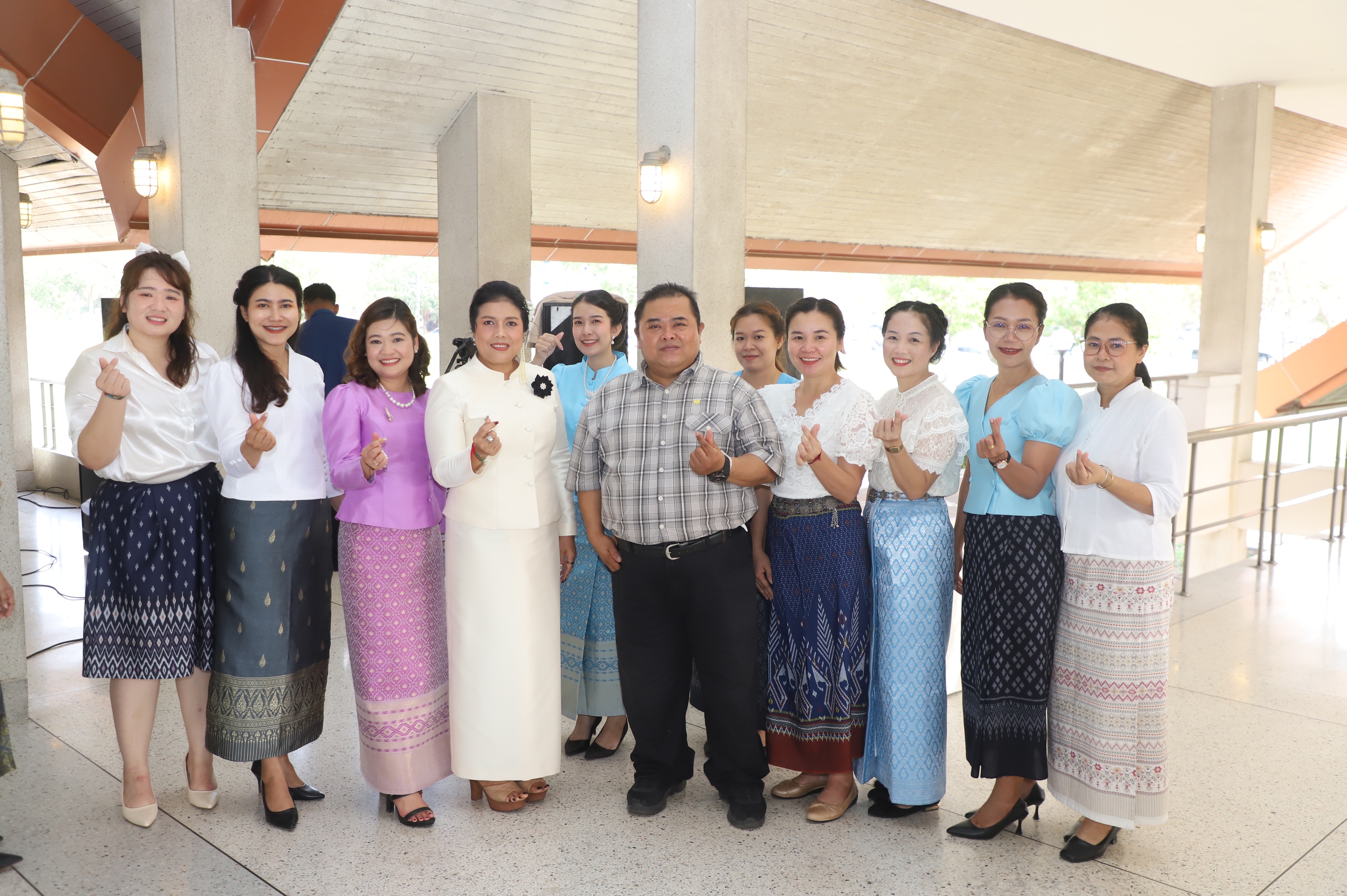 title - มากกว่าความรักระหว่างคู่ครอง คือความรักต่อปวงชน ส.ป.ก. จัดงาน “รักแห่งศิลป์ รักแห่งแผ่นดิน” พลังแห่งศิลปะที่เชื่อมโยงสถาบันและประชาชน